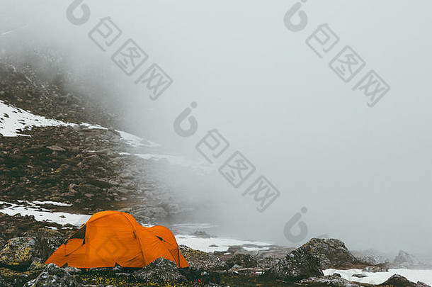野营帐篷多雾的山景观旅行生活方式概念冒险假期户外齿轮设备