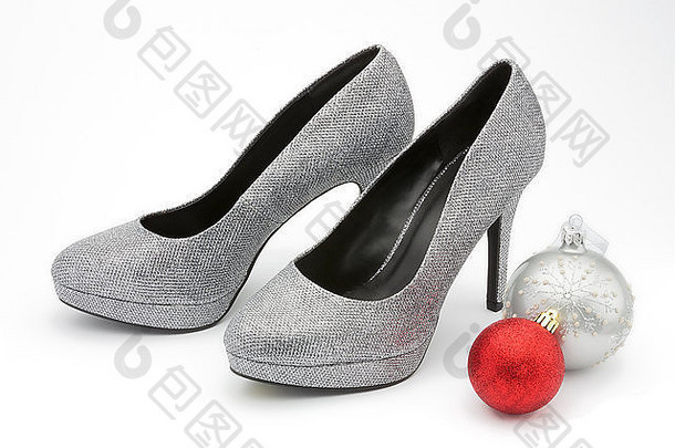 银闪光的高倾斜鞋子圣诞节装饰孤立的白色背景