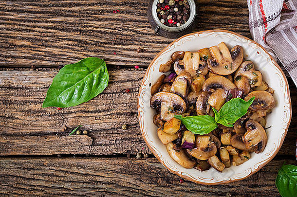 跳蘑菇茄子aubergines罗勒蔬菜炖肉素食者素食主义者食物健康的餐前视图平躺