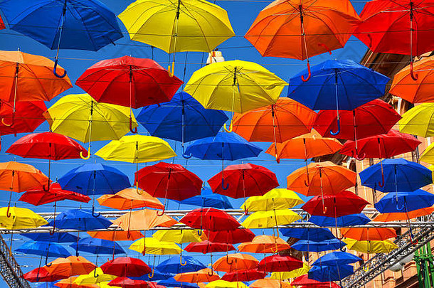 色彩斑斓的雨伞蓝色的天空