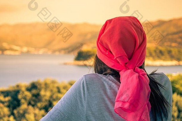 股票照片女人粉红色的围巾回来海阳台癌症