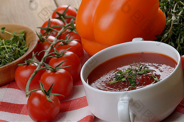自制的西班牙冷汤番茄汤白色碗健康的吃概念