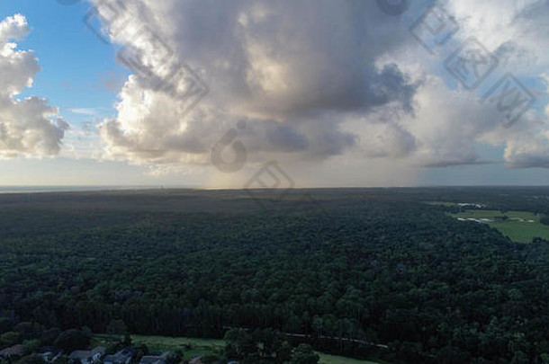 无人机照片捕捉云遥远的雨