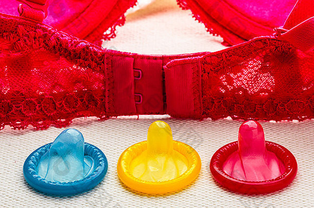 医疗保健医学避孕出生控制特写镜头色彩斑斓的避孕套红色的好花边内衣