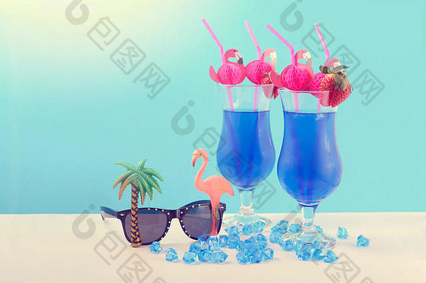 夏天主题蓝色的夏威夷鸡尾酒粉红色的火烈鸟吸管古怪的太阳镜