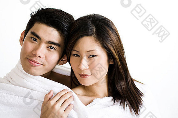 亚洲年轻的夫妇包装毛巾