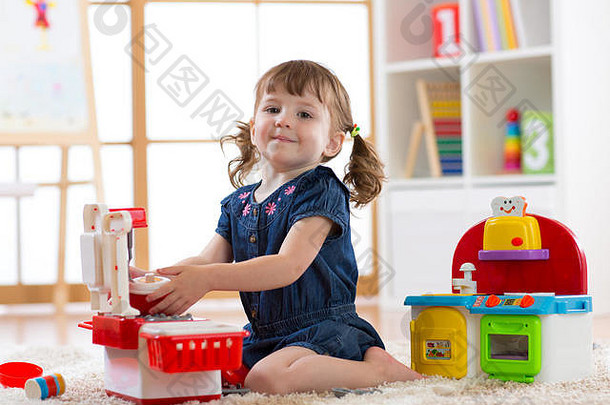 孩子玩托儿所教育玩具蹒跚学步的孩子游戏室女孩烹饪玩具厨房