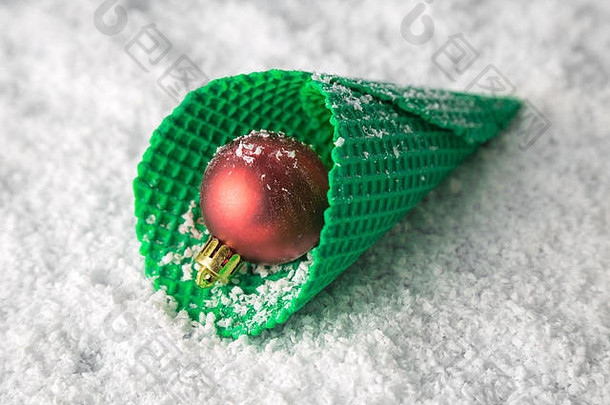 关闭冰奶油锥圣诞节装饰小玩意雪最小的有创意的假期概念