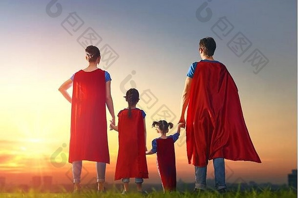 妈妈。父亲女儿玩在户外妈妈爸爸孩子们女孩超级英雄的服装概念超级家庭