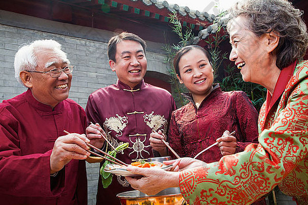家庭享受中国人餐传统的中国人服装