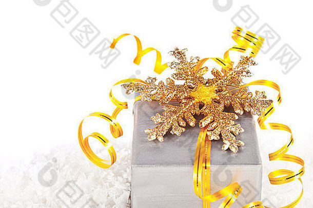 金礼物黄金丝带闪亮的雪花孤立的白色背景冬天假期银现在盒子