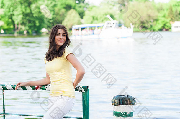 肖像年轻的美丽的女人湖夏天城市公园