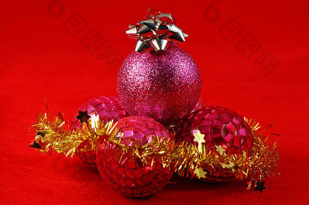 紫色的粉红色的轮圣诞节装饰物银明星前黄金俗丽的前面