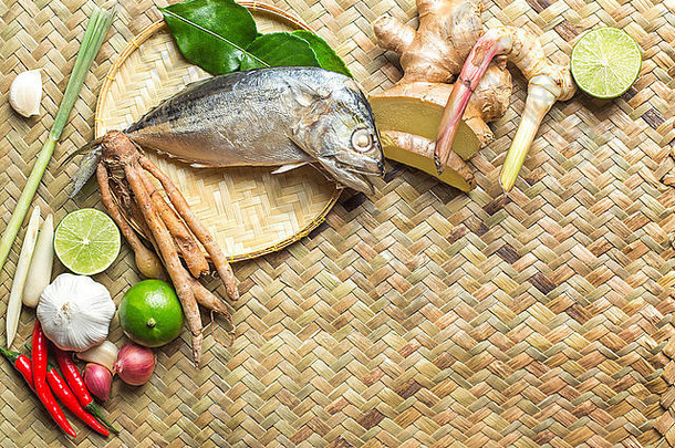 成分汤姆百胜辣的汤蒸鲭鱼鱼传统的泰国食物厨房篮筐纹理