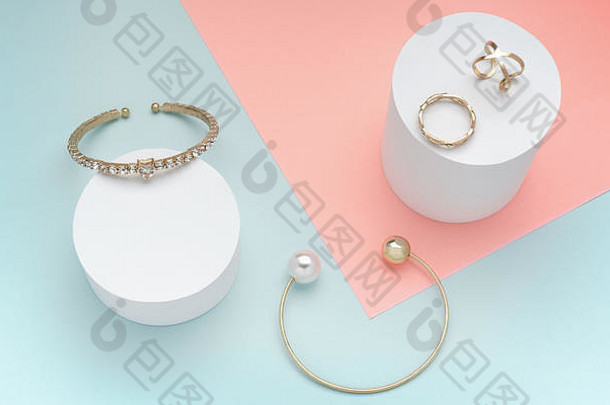 珍珠金手镯金环白色气缸柔和的颜色背景