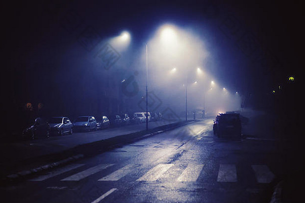 晚上场景小巴尔干半岛小镇多雾的大气