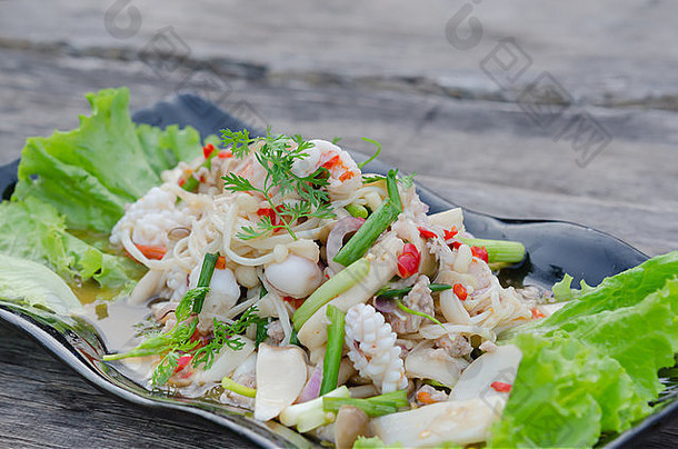 辣的沙拉虾混合蔬菜亚洲食物