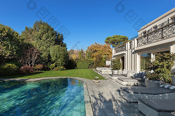 体系结构美丽的房子池蓝色的天空郁郁葱葱的花园