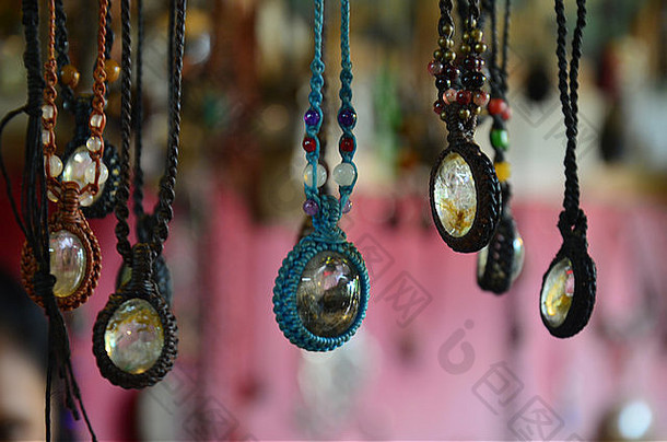 纪念品商店出售产品类型点缀使珠子石头珠宝泰国