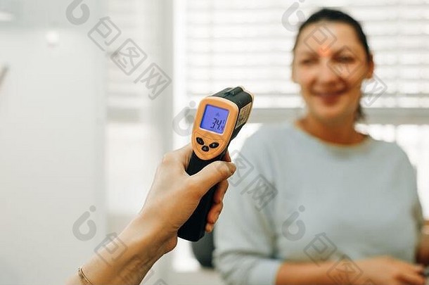医生检查女人的温度审查温度计检查过程