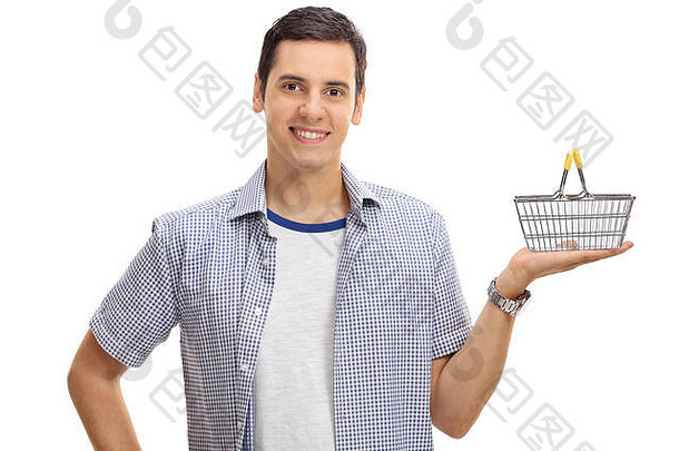 微笑年轻的的家伙持有小空购物篮子孤立的白色背景