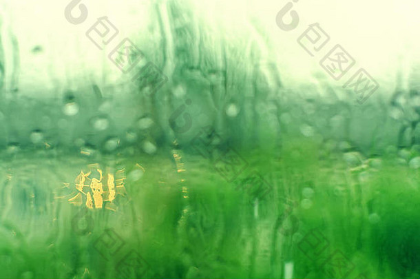 模糊雨滴窗口背景自然绿色散景