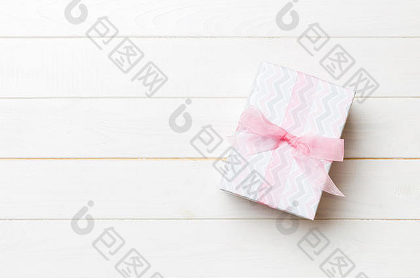 美丽的礼物盒子彩色的弓白色木表格前视图横幅复制空间设计