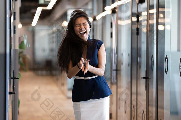有趣的快乐亚洲女商人赢家感觉喜出望外站办公室