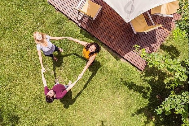 空中视图家庭无人机家庭玩圆舞后院