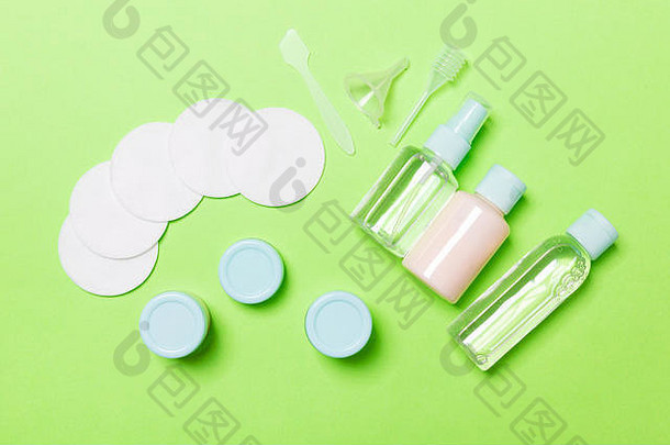 前视图意味着脸护理瓶罐子主音胶束清洗水奶油棉花垫绿色背景身体护理概念