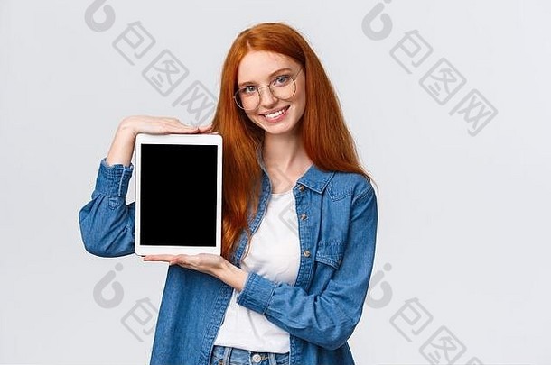 半身照有吸引力的自信女红色的头发蓝色的眼睛眼镜介绍应用程序展示应用程序持有数字平板电脑