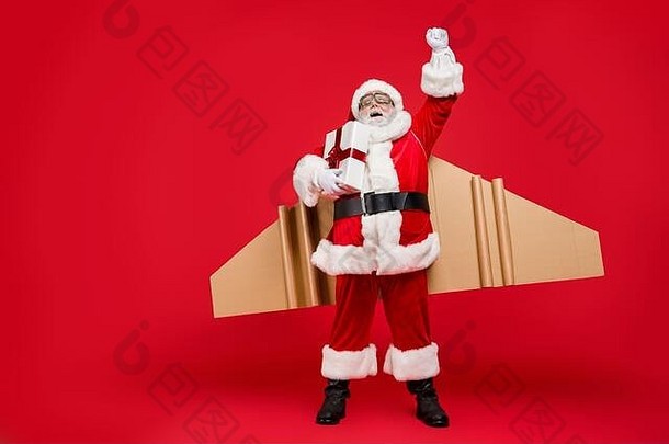 快点给礼物完整的大小照片有趣的超级上了年纪的圣诞老人发射飞魔法纸板旅行翅膀灰色头发穿裤子帽他