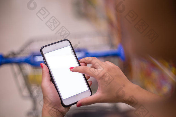 出售购物消费主义人概念快乐年轻的女人智能<strong>手机</strong>选择购买食物市场
