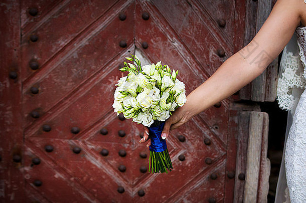 新娘持有美丽的婚礼花花束