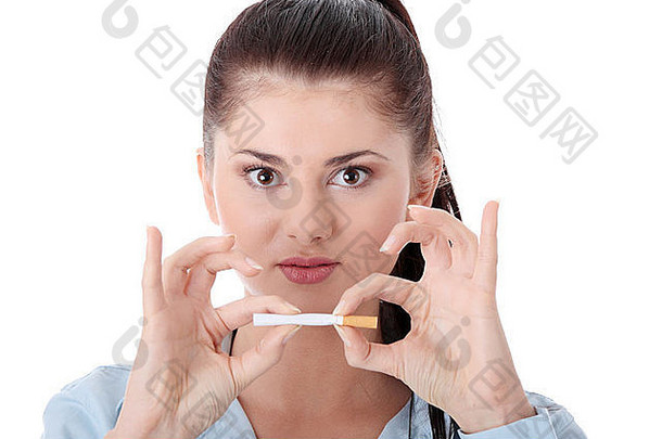 年轻的女人打破香烟白色背景