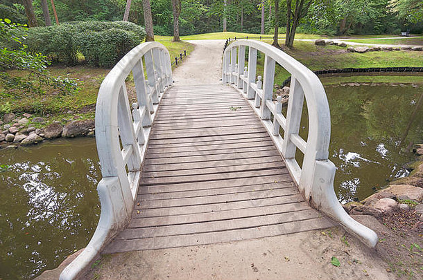风景优美的木桥水通道帕兰加植物花园立陶宛