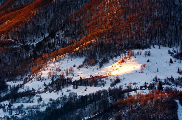 山坡上红色的光冬天日出美丽的自然风景山