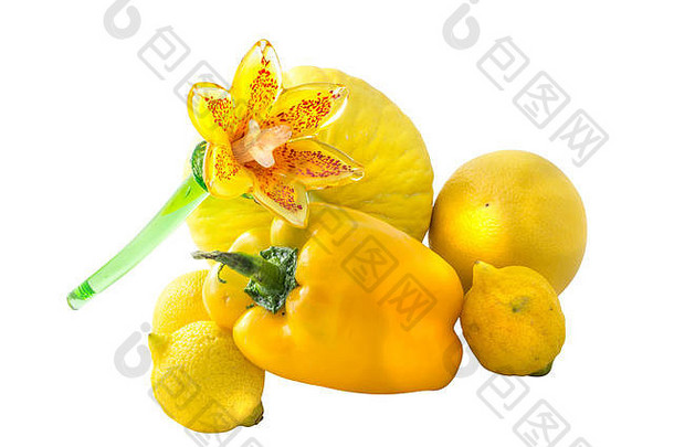 集团各种各样的明亮的黄色的水果蔬菜玻璃花孤立的白色背景