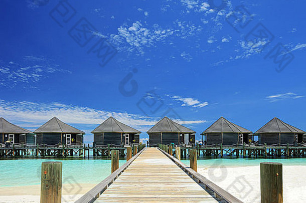 视图水别墅度假胜地马尔代夫岛拍摄倾斜转变镜头