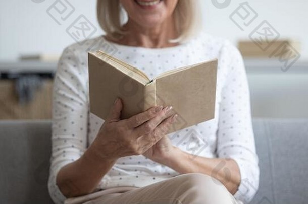 女人坐着沙发上特写镜头焦点手持有书