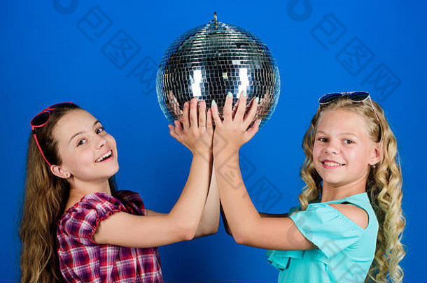 假期庆祝活动娱乐概念姐妹朋友迪斯科球让开始聚会，派对快乐的孩子们持有迪斯科球迪斯科舞蹈复古的音乐镜子反映灯迪斯科大气