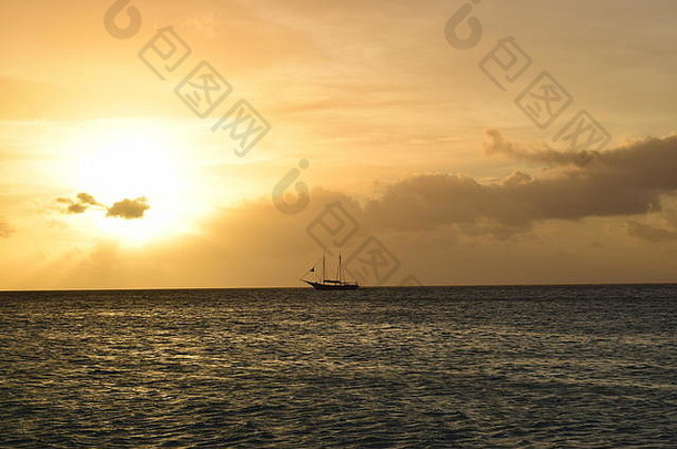 浪漫的日落阿鲁巴岛岛度蜜月