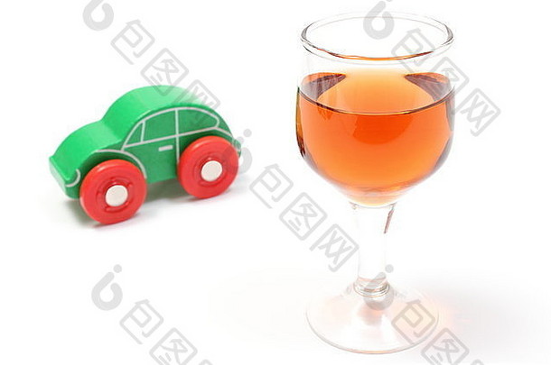 特写镜头玻璃酒木玩具车车酒精喝开车概念孤立的白色背景