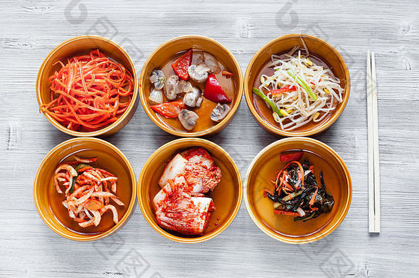 朝鲜文厨房前视图一边菜banchan班禅陶瓷碗筷子灰色的表格