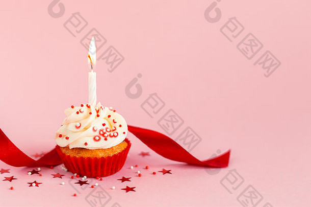 生日蛋糕奶油乳酪糖衣红色的丝带蜡烛粉红色的柔和的背景的地方文本