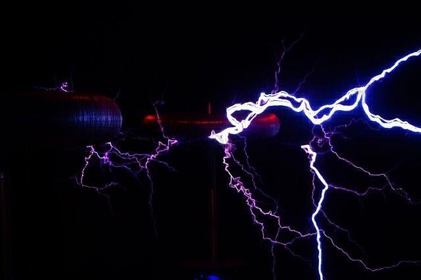 电放电闪电概述了电线圈黑暗