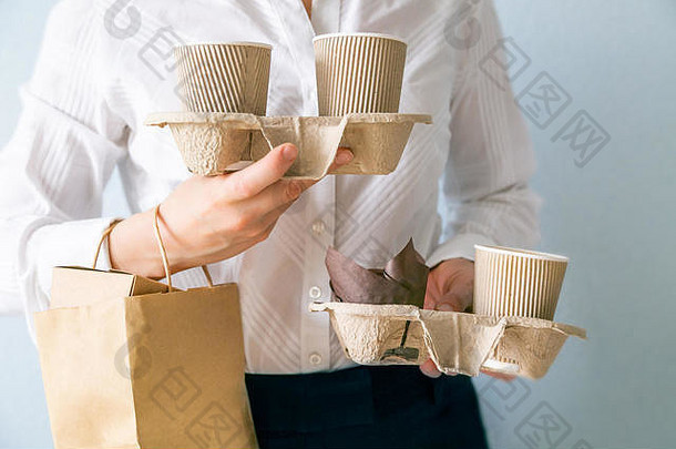 女持有咖啡容器纸袋withfood容器食物咖啡交付