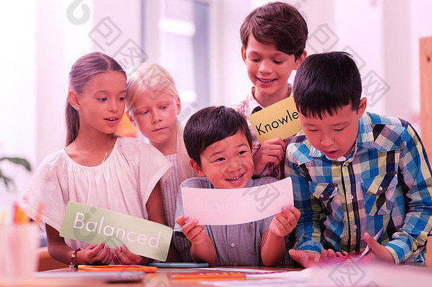 集团孩子们学习英语单词