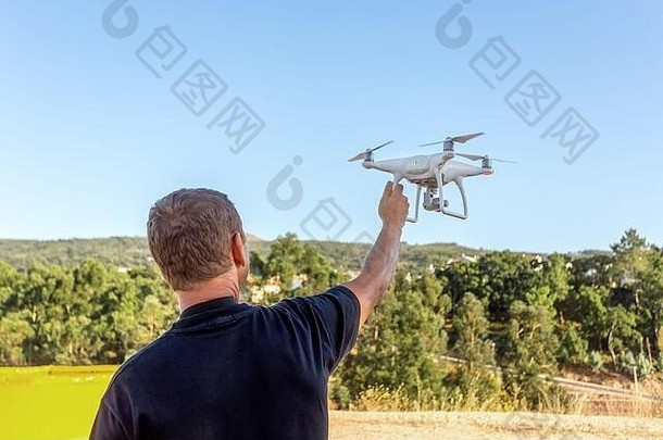 男人。工程师飞行员无人机准备空气设备起飞测试拍摄维利奥照片控制远程