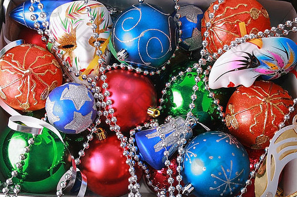 色彩斑斓的圣诞节灯泡面具珠子彩带